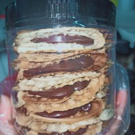 Kuih Sepit berinti coklat